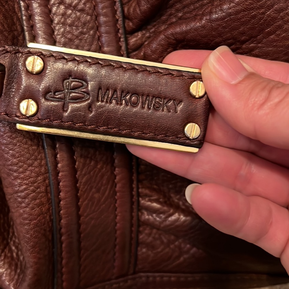 B. MAKOWSKY BURGANDY SHOULDER BAG WITH MAGNETIC CLOSURE.
